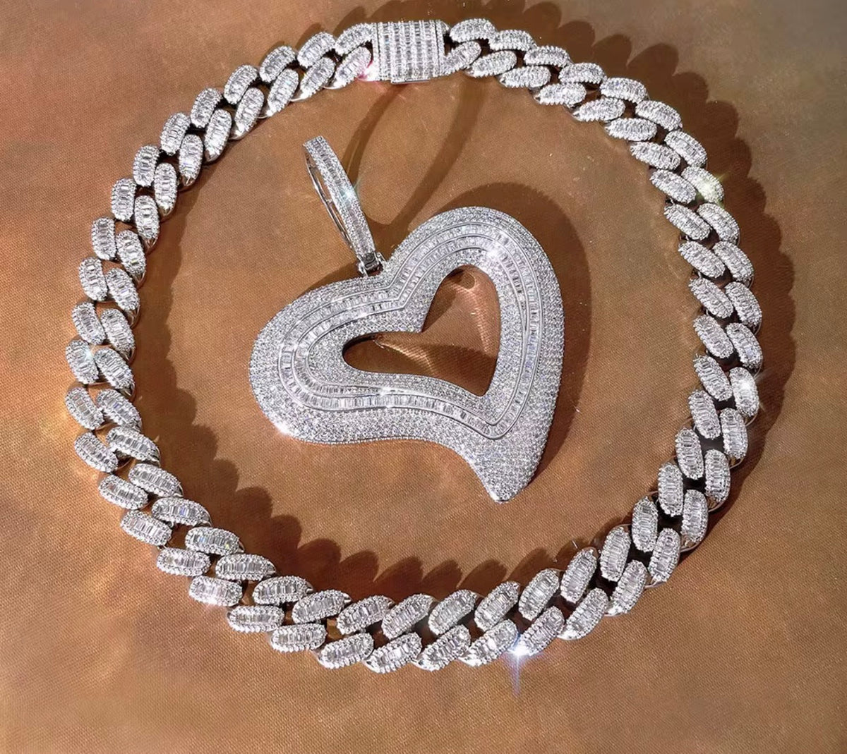 SASSY FASHIONISTA NECKLACE