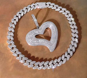 SASSY FASHIONISTA NECKLACE