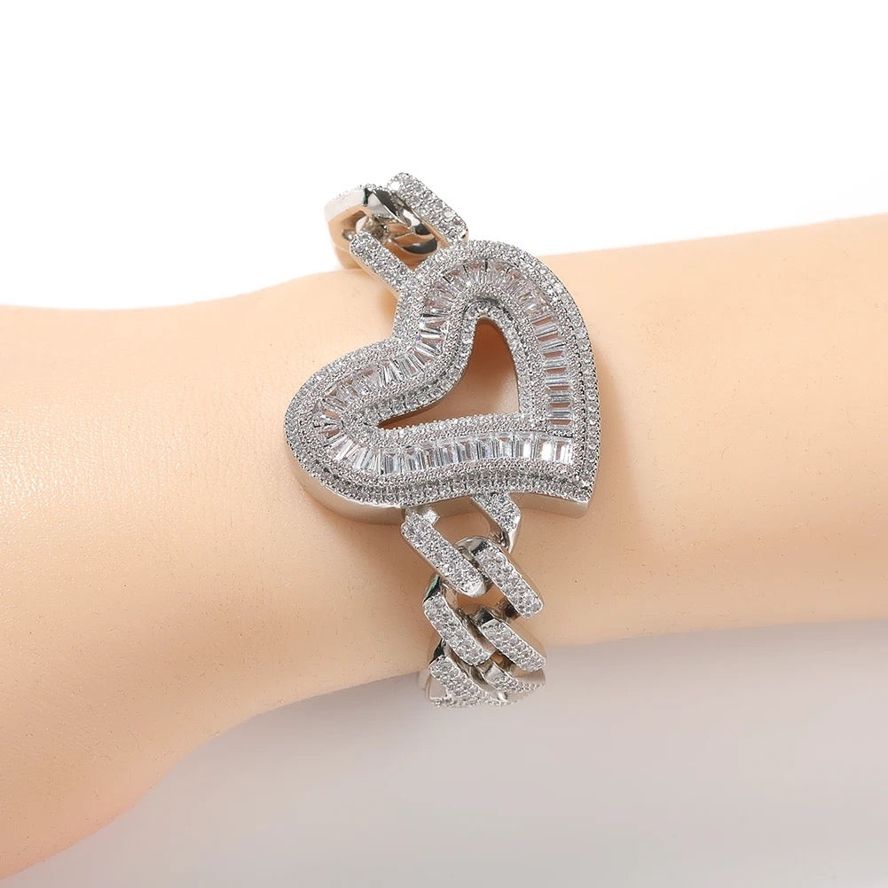 LINKED HEART BRACELET